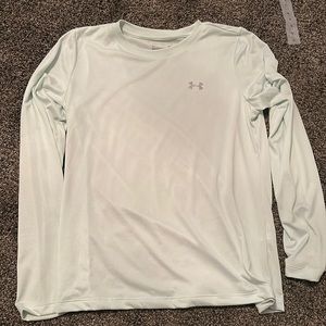Large Under Armour loose fitting heat gear